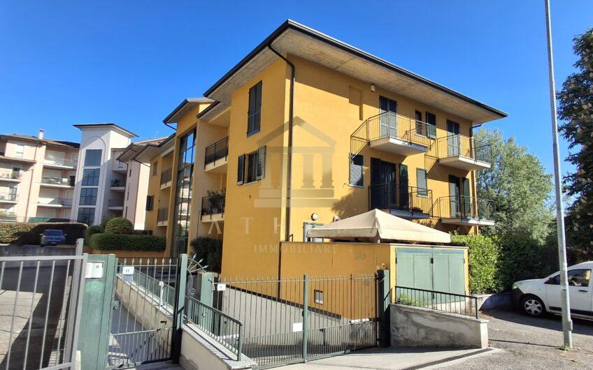 ATH105 VIC.ZE POMPIERI (PV) TRILOCALE CON AREA ESTERNA DI PROPRIETA’