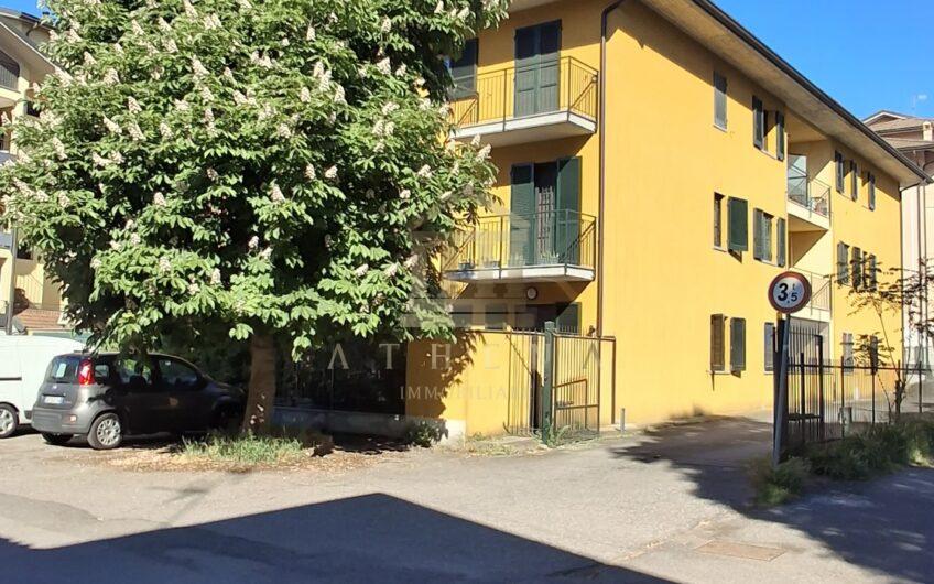 ATH105 VIC.ZE POMPIERI (PV) TRILOCALE CON AREA ESTERNA DI PROPRIETA’