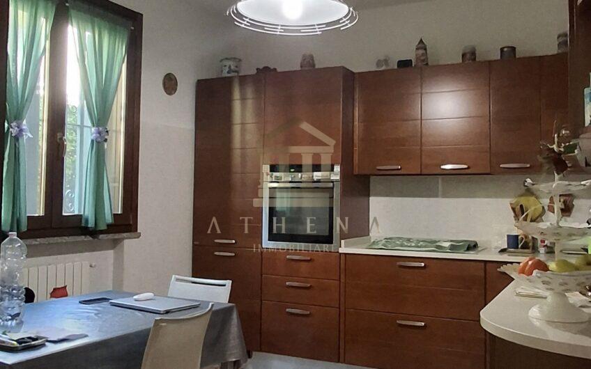 ATH105 VIC.ZE POMPIERI (PV) TRILOCALE CON AREA ESTERNA DI PROPRIETA’