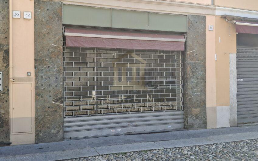ATHL121 NEGOZIO IN AFFITTO CON VETRINA ADIACENTE UNIVERSITA’ CENTRALE
