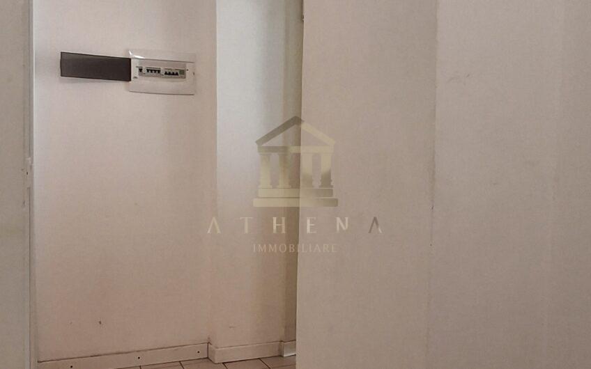 ATHL121 NEGOZIO IN AFFITTO CON VETRINA ADIACENTE UNIVERSITA’ CENTRALE