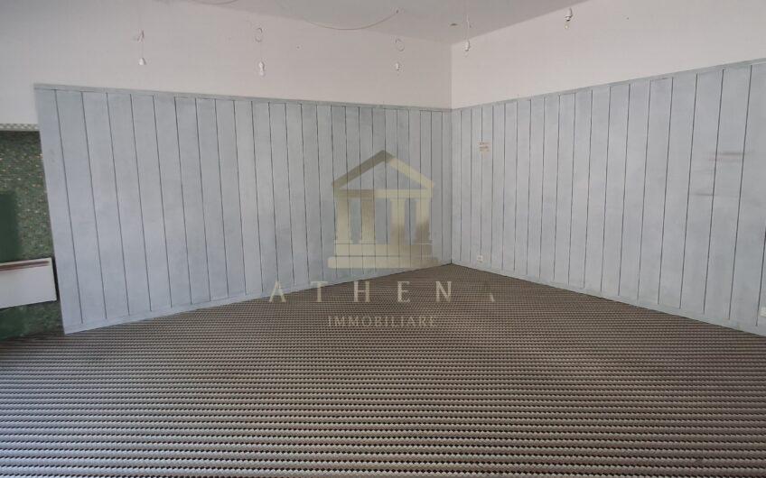 ATHL121 NEGOZIO IN AFFITTO CON VETRINA ADIACENTE UNIVERSITA’ CENTRALE